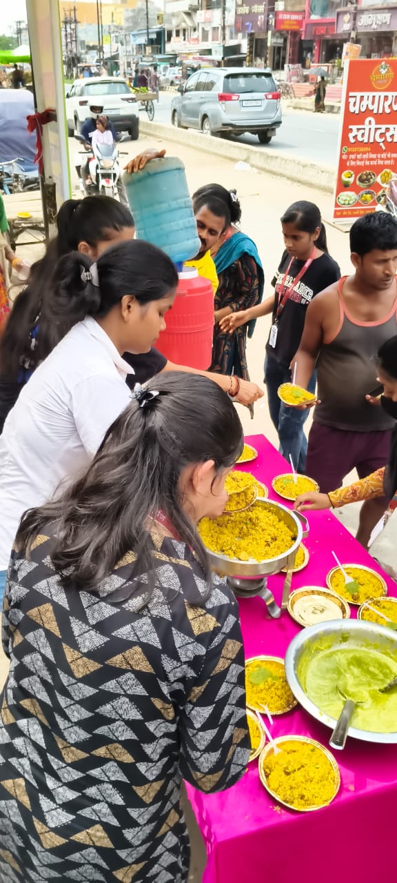 Distributing-meal.jpg